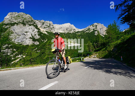 Les cyclistes sur la route du col entre vrsic, Kranjska Gora, les Alpes juliennes, en Slovénie Banque D'Images