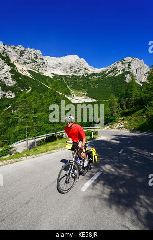 Les cyclistes sur la route du col entre vrsic, Kranjska Gora, les Alpes juliennes, en Slovénie Banque D'Images