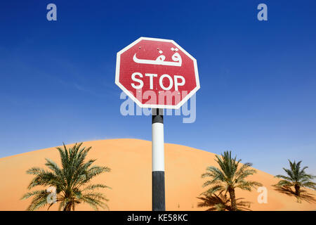 Panneau d'arrêt dans les dunes de sable en face de l'hôtel Qasr-al-Sarab, désert de Liwa, Abu Dhabi, Émirats arabes Unis Banque D'Images