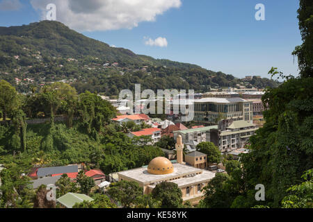 Les Seychelles, Mahe, centre-ville et le cheikh Mohamed bin Kalifa Mosque elevated view Banque D'Images