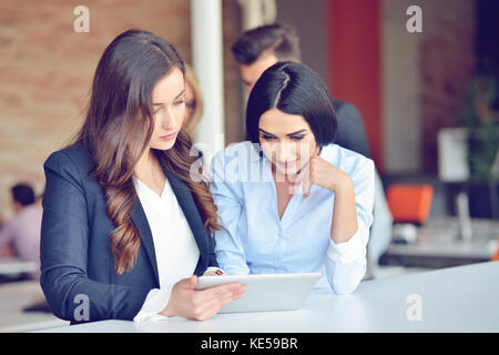 Processus d'équipe concept.Les jeunes collègues de travail avec de nouveaux projet de démarrage à l'office.analyser le document, les plans. Banque D'Images