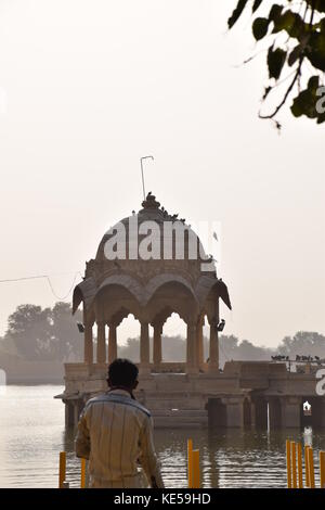 L'intérieur de cénotaphes gadsisar lac artificiel à Jaisalmer, Rajasthan, India Banque D'Images