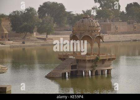 L'intérieur de cénotaphes gadsisar lac artificiel à Jaisalmer, Rajasthan, India Banque D'Images