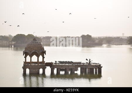 L'intérieur de cénotaphes gadsisar lac artificiel à Jaisalmer, Rajasthan, India Banque D'Images