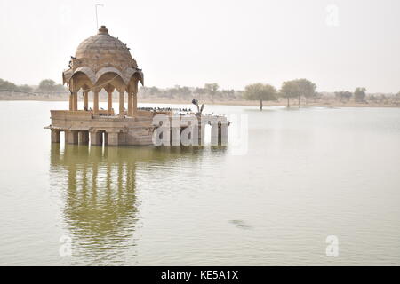 L'intérieur de cénotaphes gadsisar lac artificiel à Jaisalmer, Rajasthan, India Banque D'Images