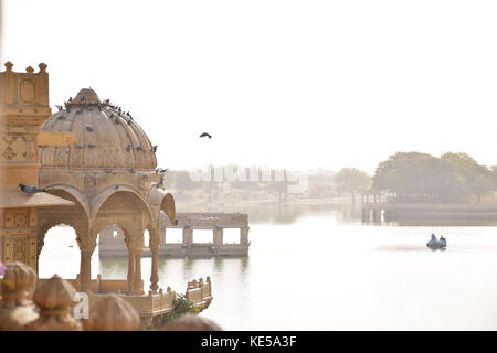 L'intérieur de cénotaphes gadsisar lac artificiel à Jaisalmer, Rajasthan, India Banque D'Images