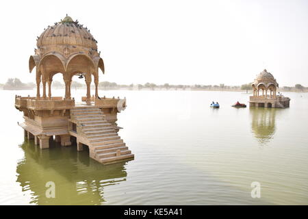 L'intérieur de cénotaphes gadsisar lac artificiel à Jaisalmer, Rajasthan, India Banque D'Images