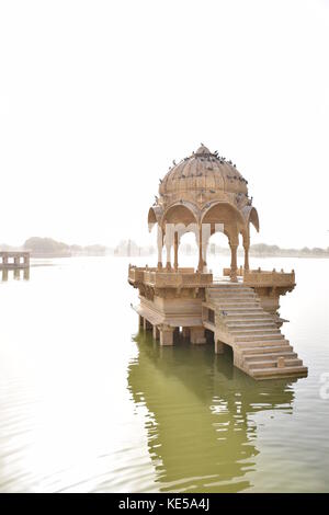 L'intérieur de cénotaphes gadsisar lac artificiel à Jaisalmer, Rajasthan, India Banque D'Images