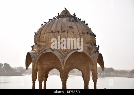 L'intérieur de cénotaphes gadsisar lac artificiel à Jaisalmer, Rajasthan, India Banque D'Images