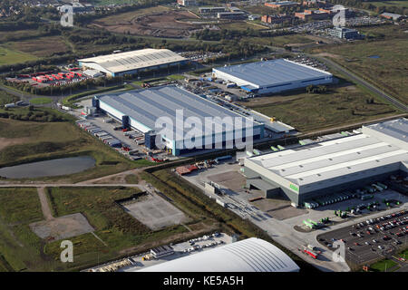 Vue aérienne de l'Asda et les centres de distribution Amazon à Warrington, J8 M62, Cheshire, Royaume-Uni Banque D'Images