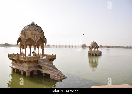 L'intérieur de cénotaphes gadsisar lac artificiel à Jaisalmer, Rajasthan, India Banque D'Images