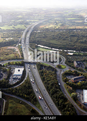 Vue aérienne vers le sud à l'autoroute M6 à la jonction 21, Warrington, Royaume-Uni Banque D'Images