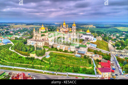 Vue aérienne de la Dormition de pochayiv lavra, un monastère orthodoxe de l'oblast de ternopil en Europe orientale. Banque D'Images