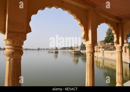 L'intérieur de cénotaphes gadsisar lac artificiel à Jaisalmer, Rajasthan, India Banque D'Images