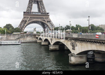Une vue sur la Tour Eiffel depuis le pont d'Iéna à Paris, France Banque D'Images