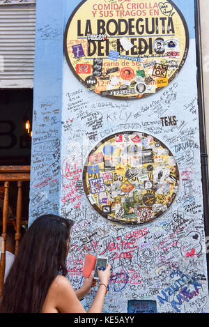 Prendre des photos numériques de tourisme La Bodeguita del Medio restaurant bar à Habana Vieja Cuba Banque D'Images