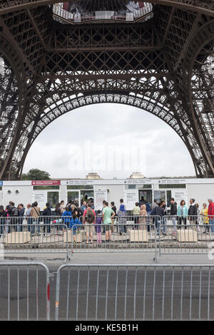 Les touristes font la queue pour acheter des billets pour aller en haut de la tour Eiffel à Paris, France Banque D'Images