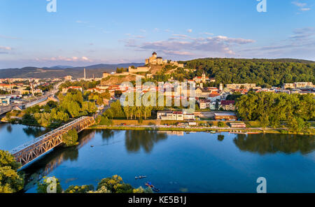 Avis de trencin trencin avec le château au-dessus de la rivière Vah en Slovaquie. Banque D'Images