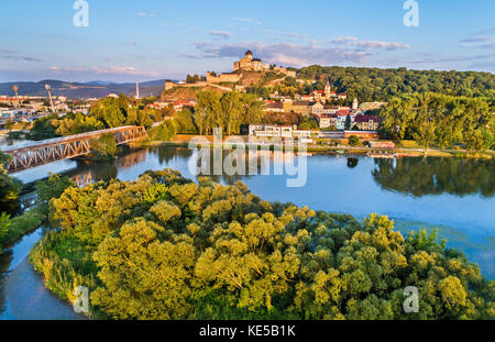 Avis de trencin trencin avec le château au-dessus de la rivière Vah en Slovaquie. Banque D'Images