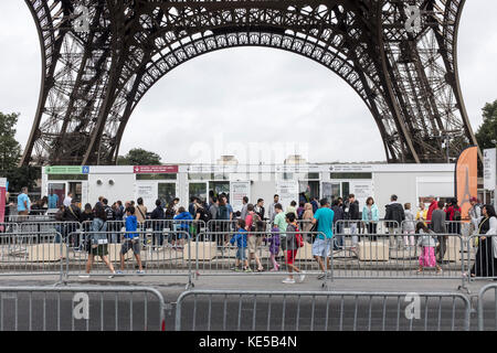 Les touristes font la queue pour acheter des billets pour aller en haut de la tour Eiffel à Paris, France Banque D'Images