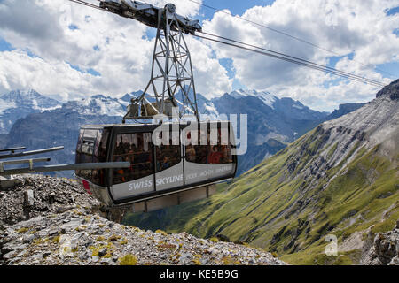 Un téléphérique arrivant à Piz Gloria sur le sommet du Schilthorn, montagne suisse. Banque D'Images