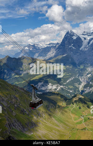 Funiculaire arrivant à Piz Gloria sur le sommet de la montagne Schilthorn, Suisse. Vue sur la vallée de Lauterbrunnen à l'Eiger. Banque D'Images