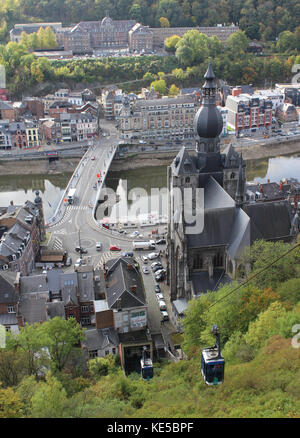 Dinant, Belgique, le 13 octobre 2017 : la vue de la citadelle jusqu'à la Meuse et l'église notre dame à Dinant, Namur. Banque D'Images
