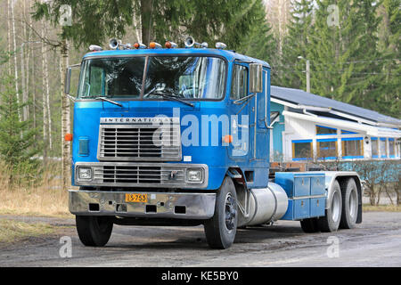 SALO, FINLANDE - 24 AVRIL 2016 : cabine bleue classique International Eagle 9670 au-dessus d'un camion lourd stationné le long de la route dans le sud de la Finlande. Banque D'Images