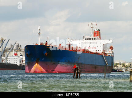 Quitter le port cargo Banque D'Images