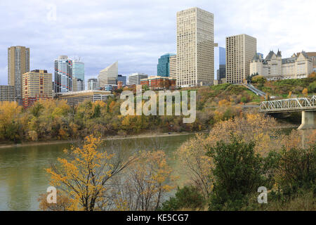 Centre-ville d'edmonton avec aspen colorés en automne Banque D'Images