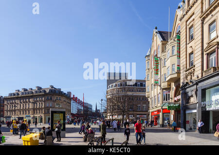 Place de la mairie, Sheffield, à la piscine, pinstone vers barkers et rue Leopold street orchard square avec à droite Banque D'Images