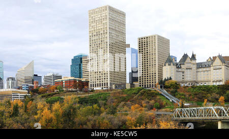 Un centre-ville d'Edmonton, Canada avec aspen en automne coloré Banque D'Images