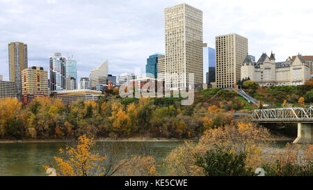 Un centre-ville d'Edmonton, Canada avec aspen colorés en automne Banque D'Images