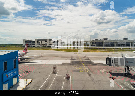 Kuala Lumpur, Malaisie - 12 août 2017 : hall des arrivées de l'aéroport international de Kuala lumpur 2, plusieurs compagnies aériennes avion sur les portes, aka klia2 en m Banque D'Images