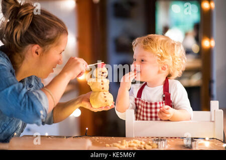 Jeune famille des cookies à la maison. Banque D'Images