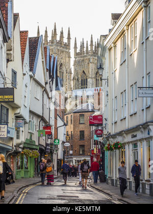 Shopping in Low Petergate Banque D'Images