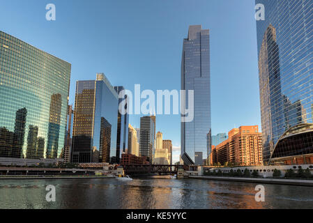 Le centre-ville de Chicago et Chicago river avec des ponts au coucher du soleil. Banque D'Images