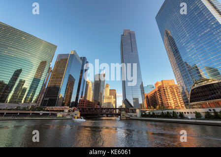 Le centre-ville de Chicago et Chicago river avec des ponts au coucher du soleil. Banque D'Images