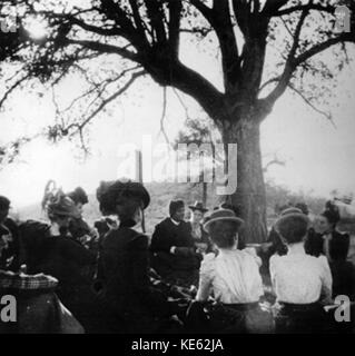 Swami Vivekananda, éminent philosophe indien et chef spirituel, est vu ici à South Pasadena, Californie, en janvier 1900. Cette image reflète son influence sur la spiritualité et la philosophie indienne aux États-Unis. Banque D'Images