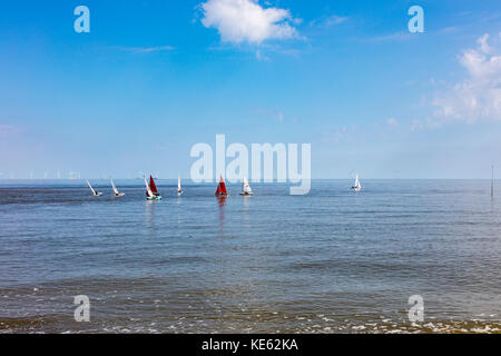 La plage de Hampton, dériveurs avec en arrière-plan, Herne Bay, Kent, UK Banque D'Images