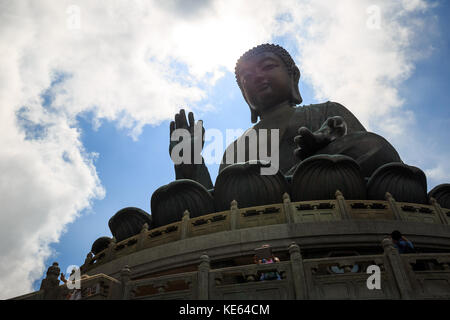 Tian Tan Buddha statue ou Big Buddha à hong kong est la célèbre place pour voyageur à aller prier pour la chance. l'injection a été prise contre le soleil que m Banque D'Images