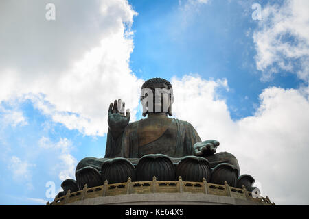 Tian Tan Buddha statue ou Big Buddha à hong kong est la célèbre place pour voyageur à aller prier pour la chance. l'injection a été prise contre le soleil que m Banque D'Images