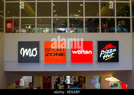 Publicité lumineuse logos au-dessus des escaliers mécaniques dans le grand centre commercial Continente dans Lote, R. do Município de Albuferia Portugal Banque D'Images