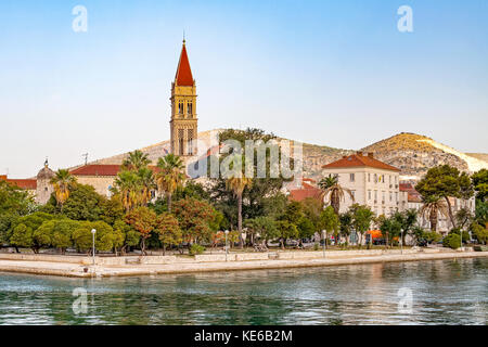 Photo panoramique du littoral dalmate, mer adriatique près de Trogir, Croatie sur summertime Banque D'Images