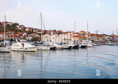 Photo panoramique du littoral dalmate, mer adriatique près de Trogir, Croatie sur summertime Banque D'Images