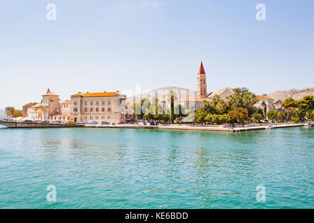 Photo panoramique du littoral dalmate, mer adriatique près de Trogir, Croatie sur summertime Banque D'Images