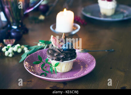 Cupcake chocolat aux figues et petits fruits sur table thefestive Banque D'Images