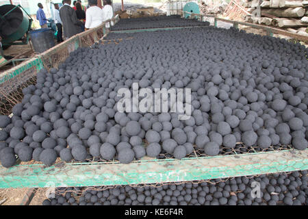 Boules de briquettes pour foyers africains fabriqués à partir de la poussière de charbon dans des séchoirs redémarrer gilgil Afrique Kenya Banque D'Images