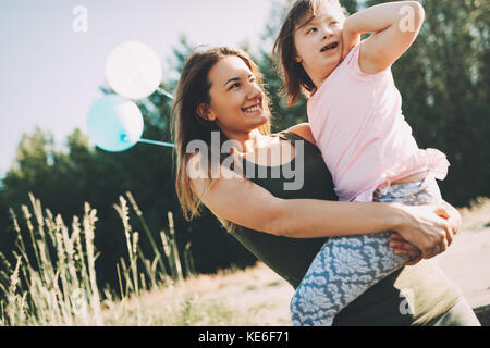 Photo de la mère et l'enfant ayant des besoins spéciaux Banque D'Images