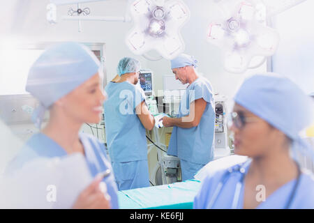 Les chirurgiens parlent et se préparent en salle d'opération Banque D'Images